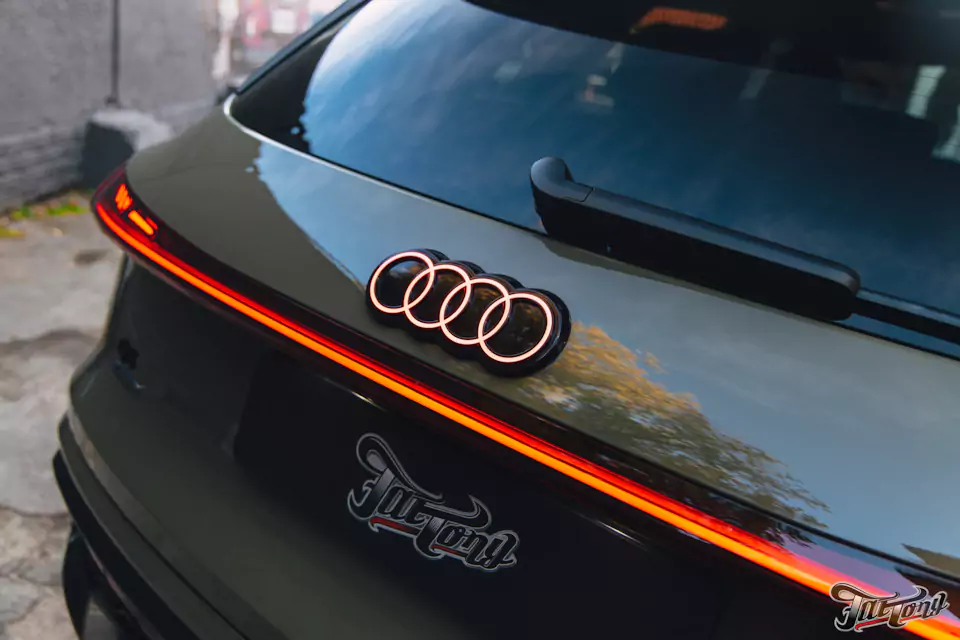 Забронировали Audi Q5 L прозрачным глянцевым полиуретаном, выполнили шумоизоляцию дверей и арок, установили видеорегистратор